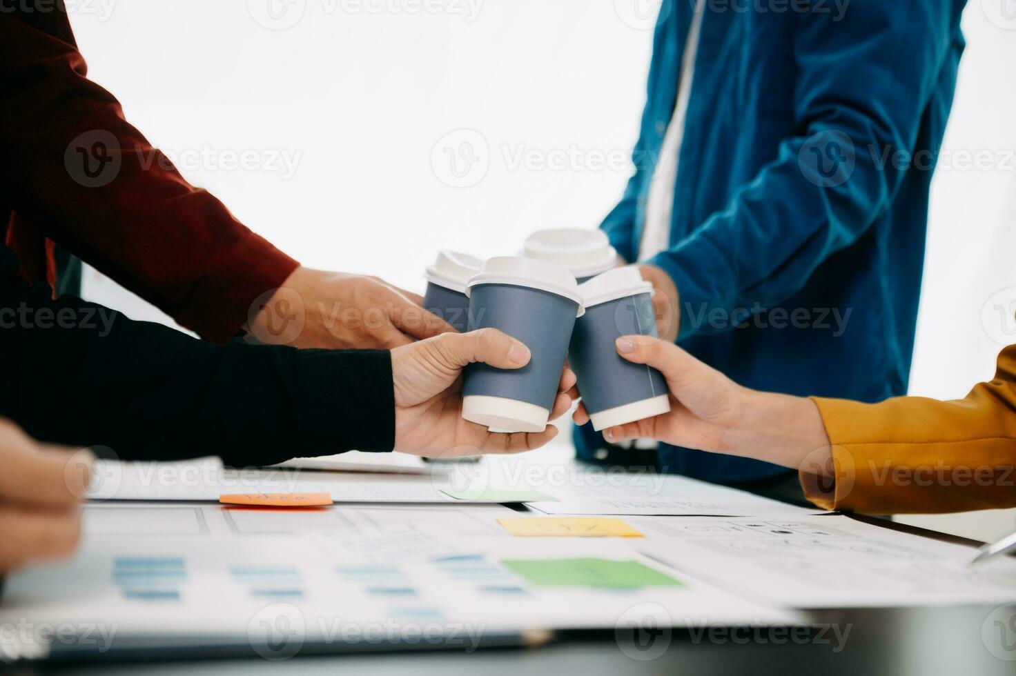 vicino su Visualizza di ui sviluppatore squadra di brainstorming su loro progetto con computer portatile, smartphone e digitale tavoletta. creativo digitale sviluppo agenzia. con virtuale icona foto