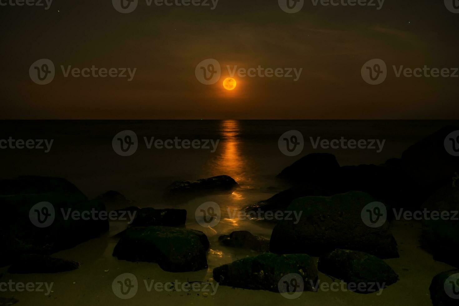 notte cielo e arancia pieno Luna. foto