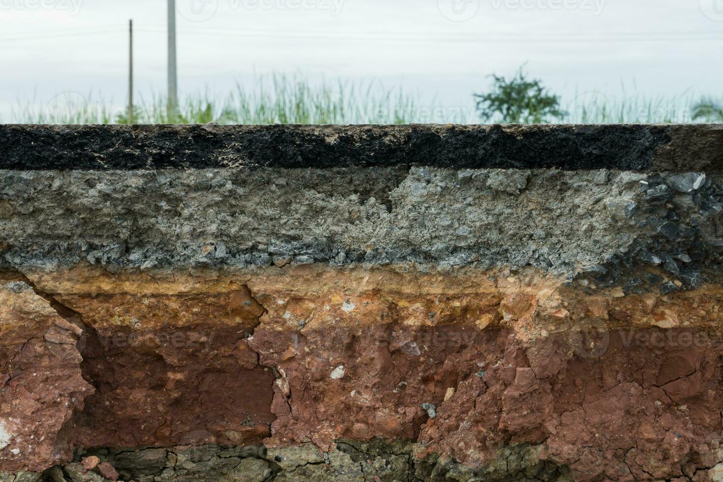 il strato di asfalto strada con suolo e roccia. foto