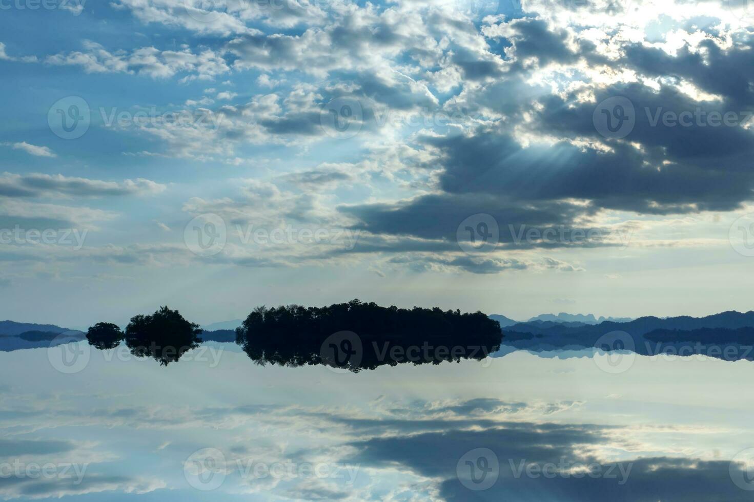 Cloudscape con luce del sole al di sopra di il lago. foto