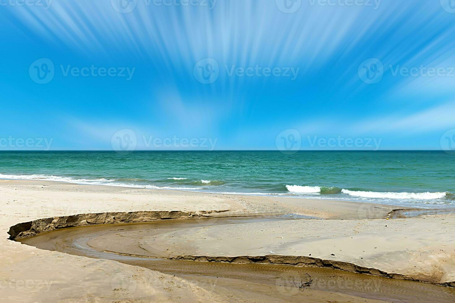 verde acqua nel il mare su il spiaggia. foto