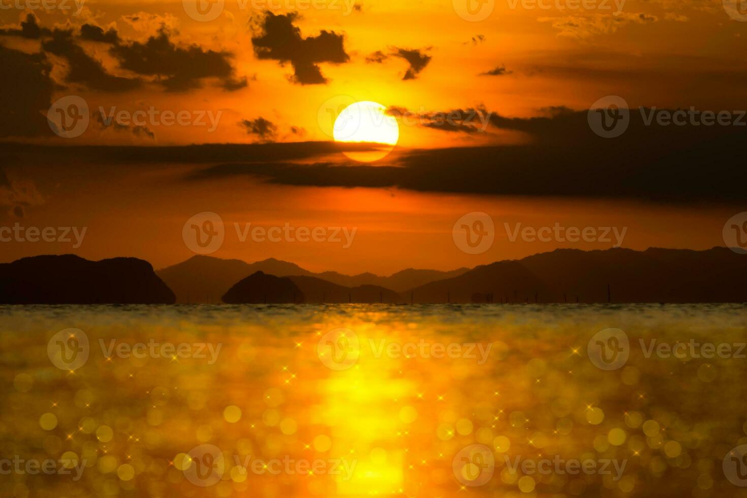 tramonto cielo e nube su il lago. foto