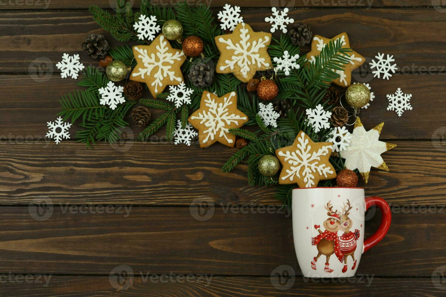 buio Marrone di legno inverno sfondo con Natale decorazioni, Pan di zenzero e copia spazio foto