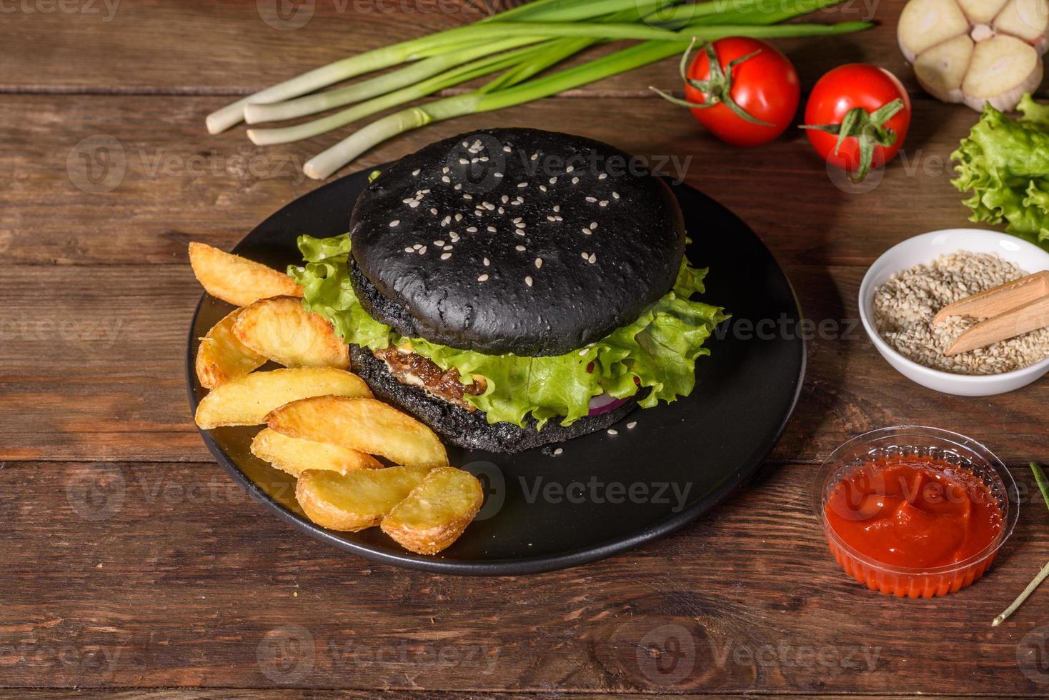 gustoso hamburger fatto in casa alla griglia con manzo, pomodoro, formaggio, cetriolo e lattuga foto