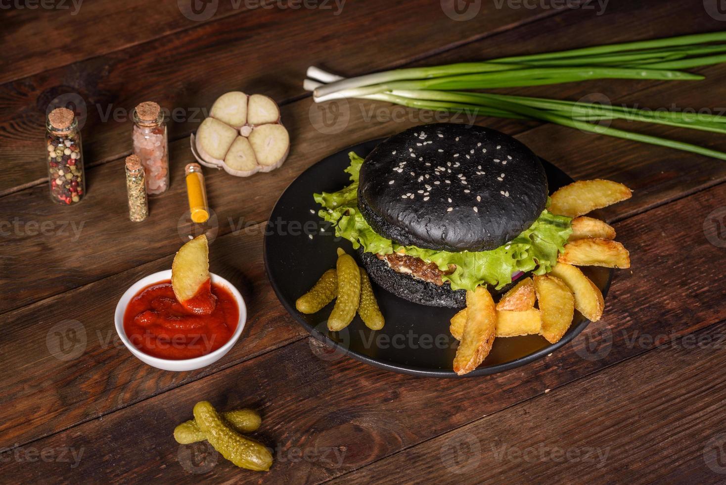 gustoso hamburger fatto in casa alla griglia con manzo, pomodoro, formaggio, cetriolo e lattuga foto