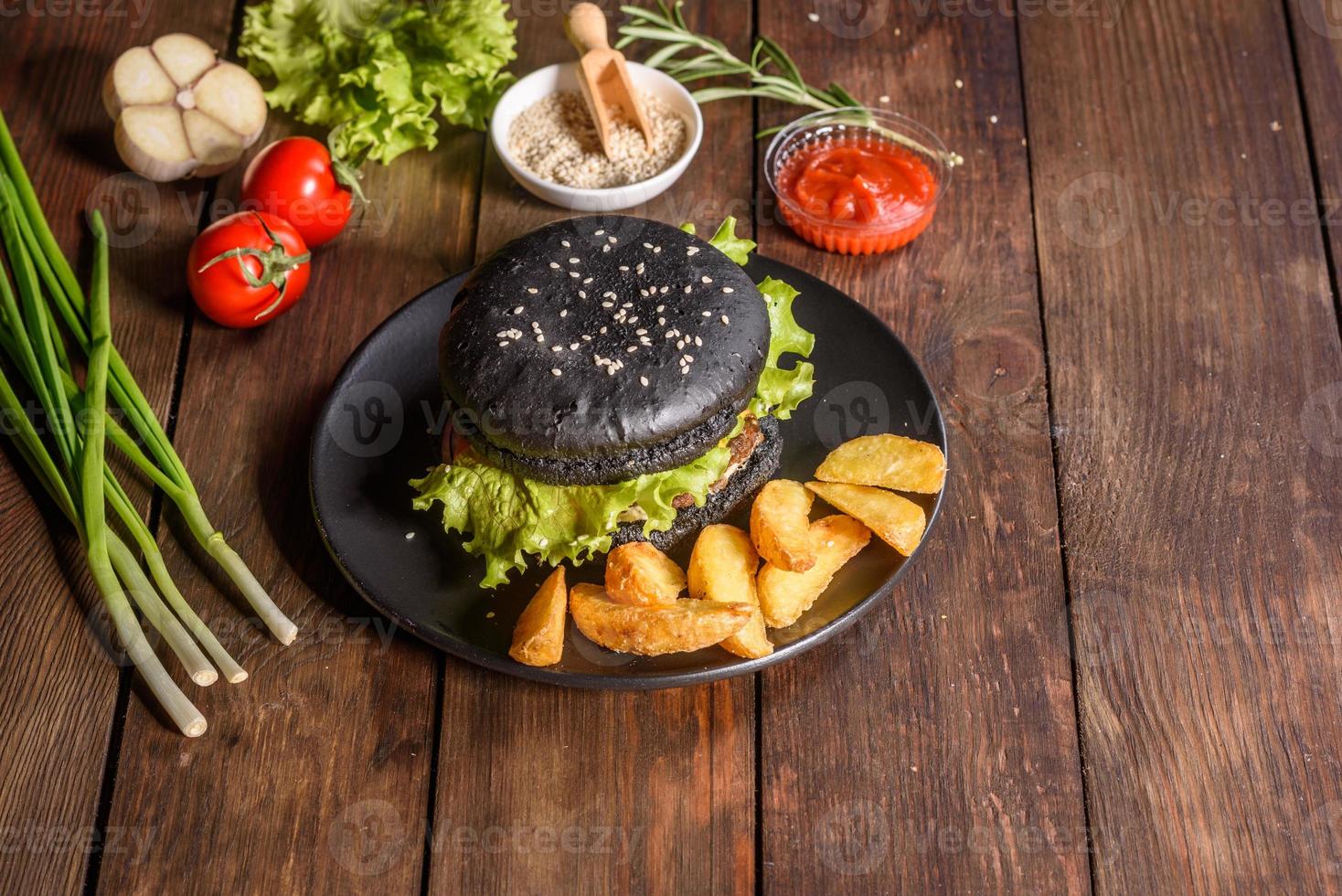 gustoso hamburger fatto in casa alla griglia con manzo, pomodoro, formaggio, cetriolo e lattuga foto