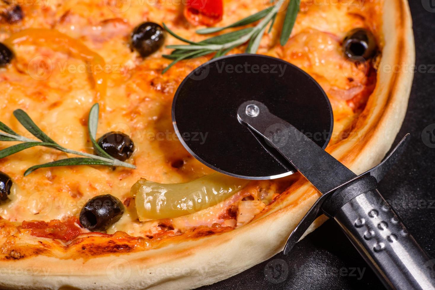 gustosa pizza calda fresca su uno sfondo scuro. pizza, cibo, verdura, funghi foto