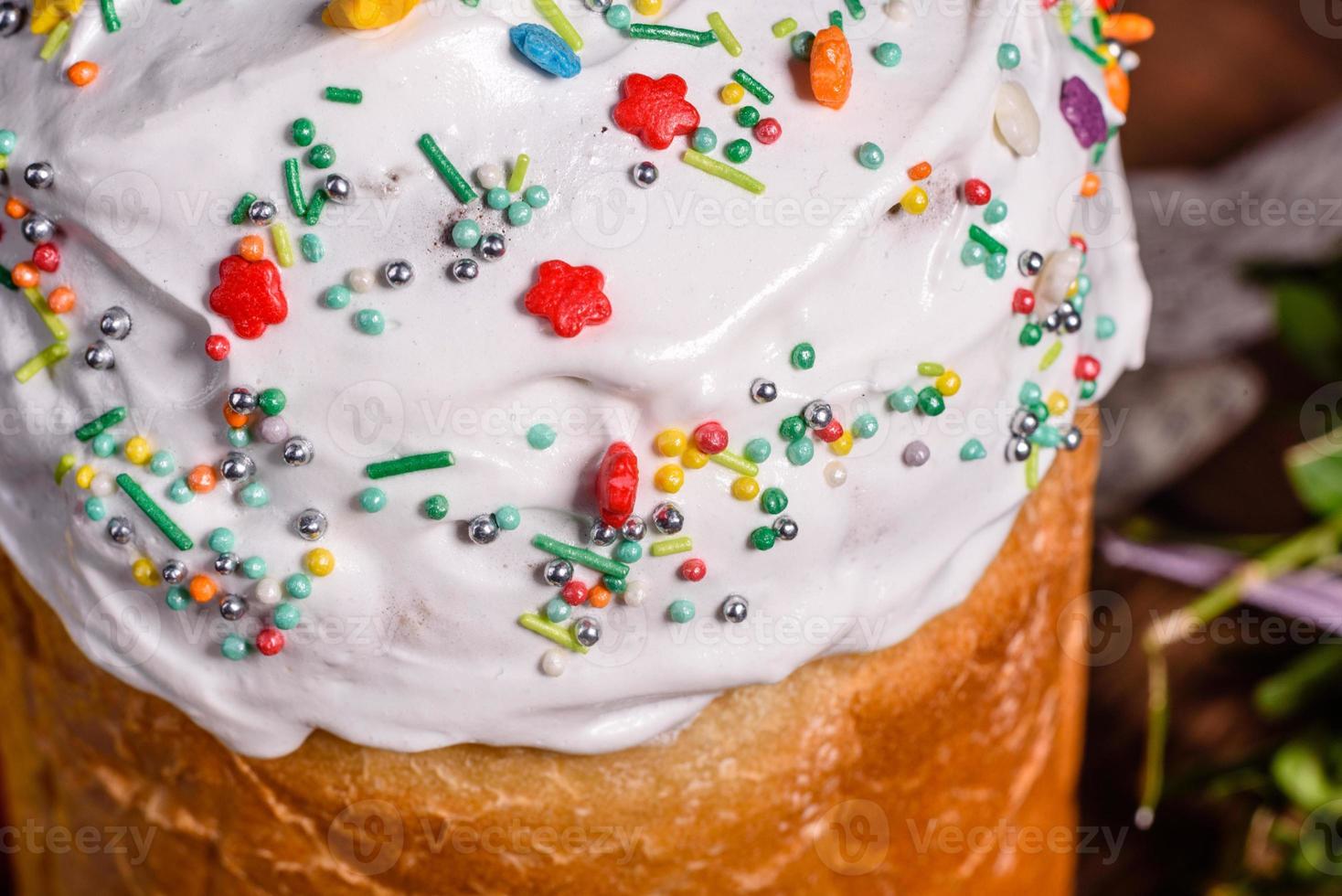 torta di pasqua e uova colorate su sfondo scuro foto