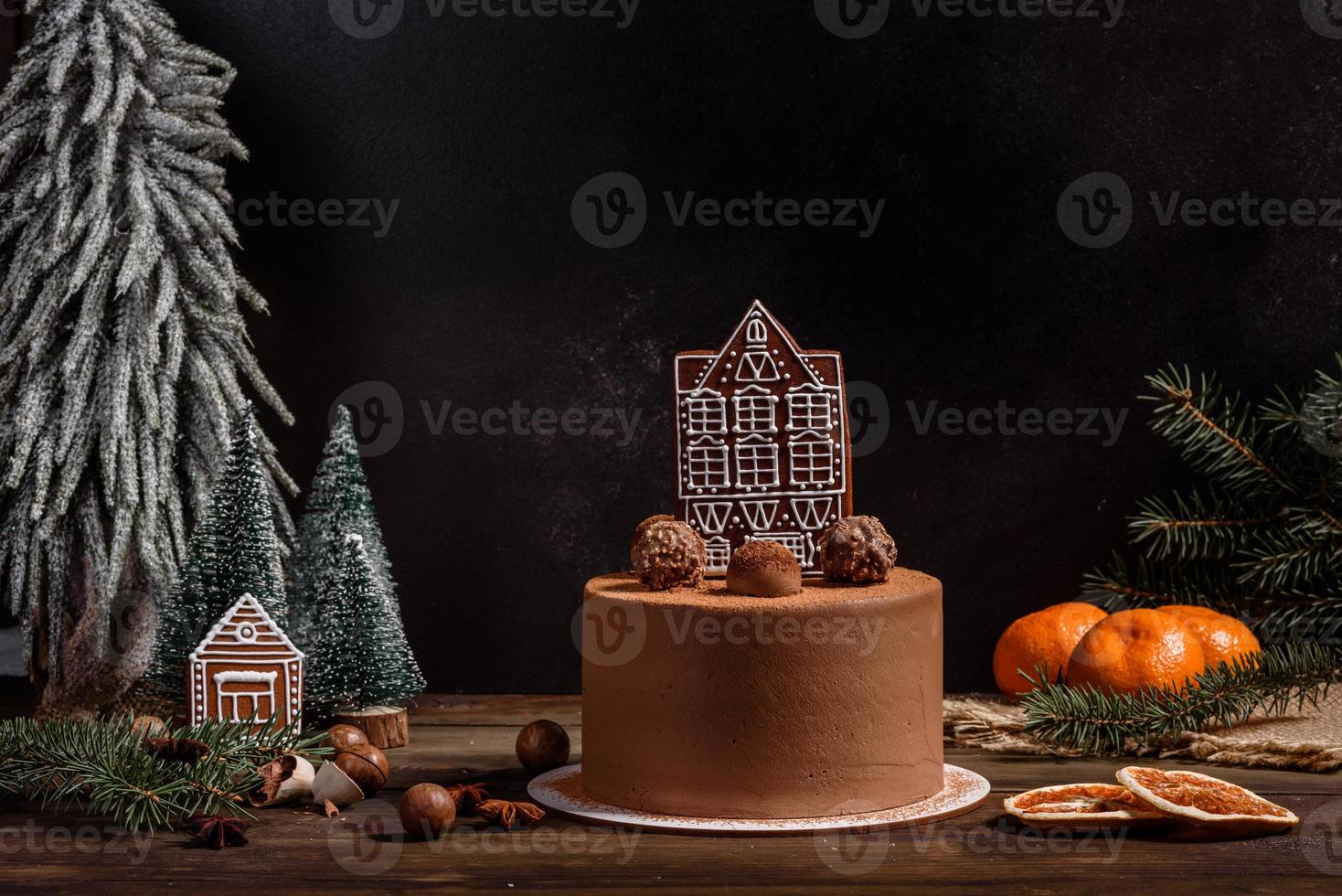 Deliziosi dolci belli su un tavolo di legno scuro alla vigilia di Natale foto
