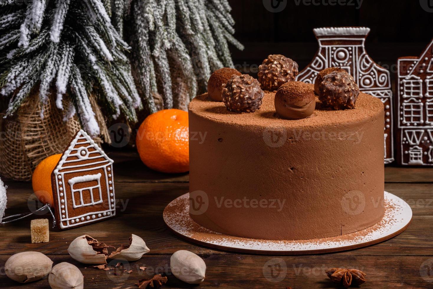 Deliziosi dolci belli su un tavolo di legno scuro alla vigilia di Natale foto