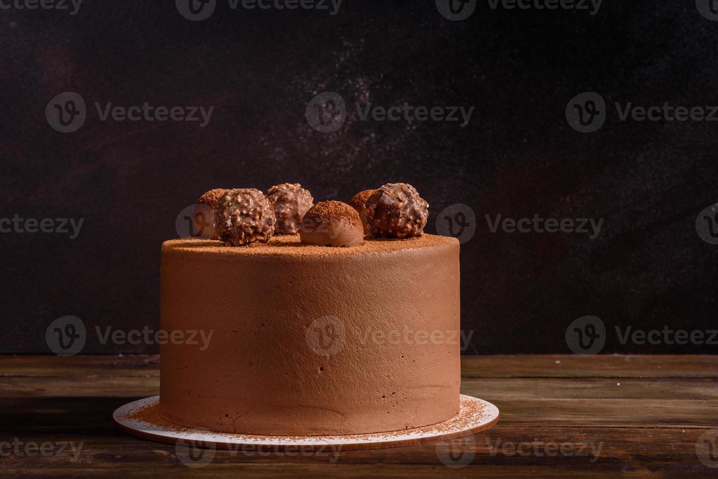 Deliziosi dolci belli su un tavolo di legno scuro alla vigilia di Natale foto