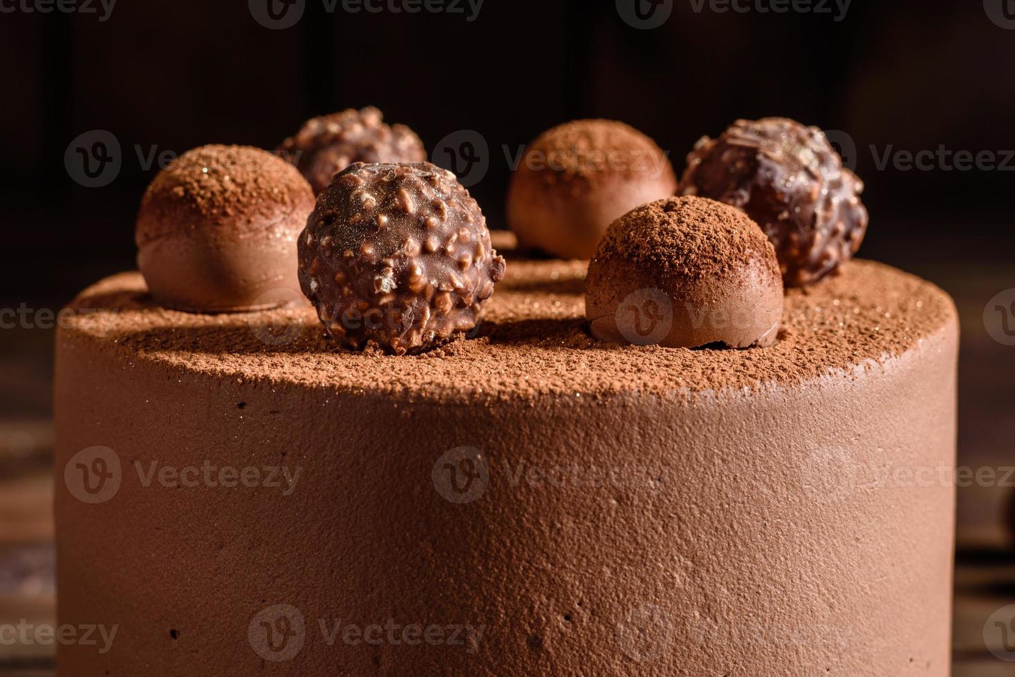 Deliziosi dolci belli su un tavolo di legno scuro alla vigilia di Natale foto