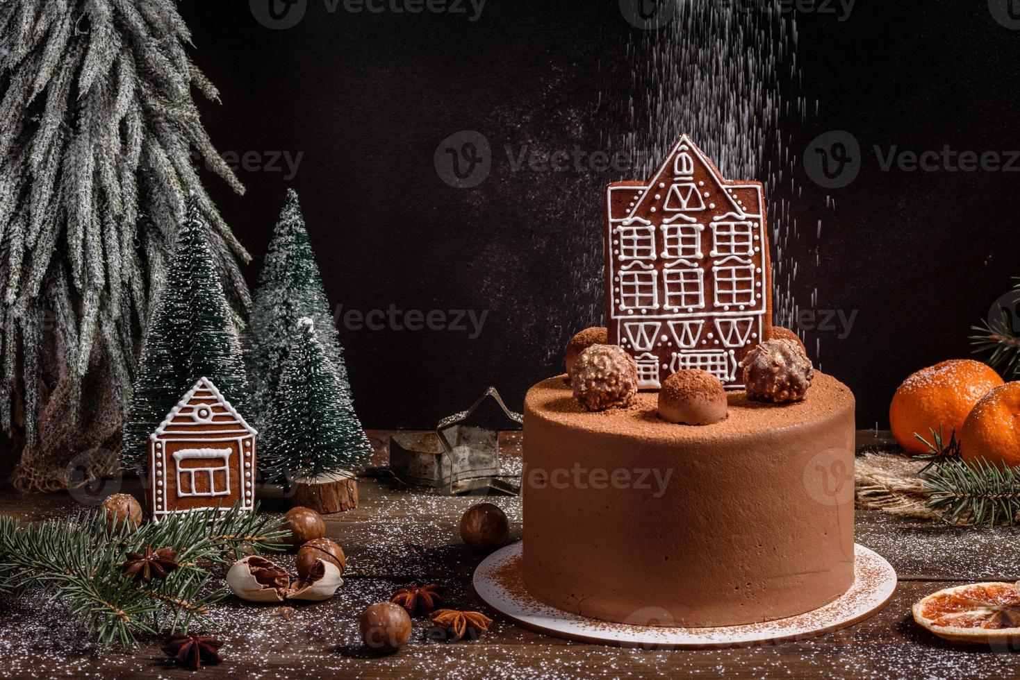 Deliziosi dolci belli su un tavolo di legno scuro alla vigilia di Natale foto