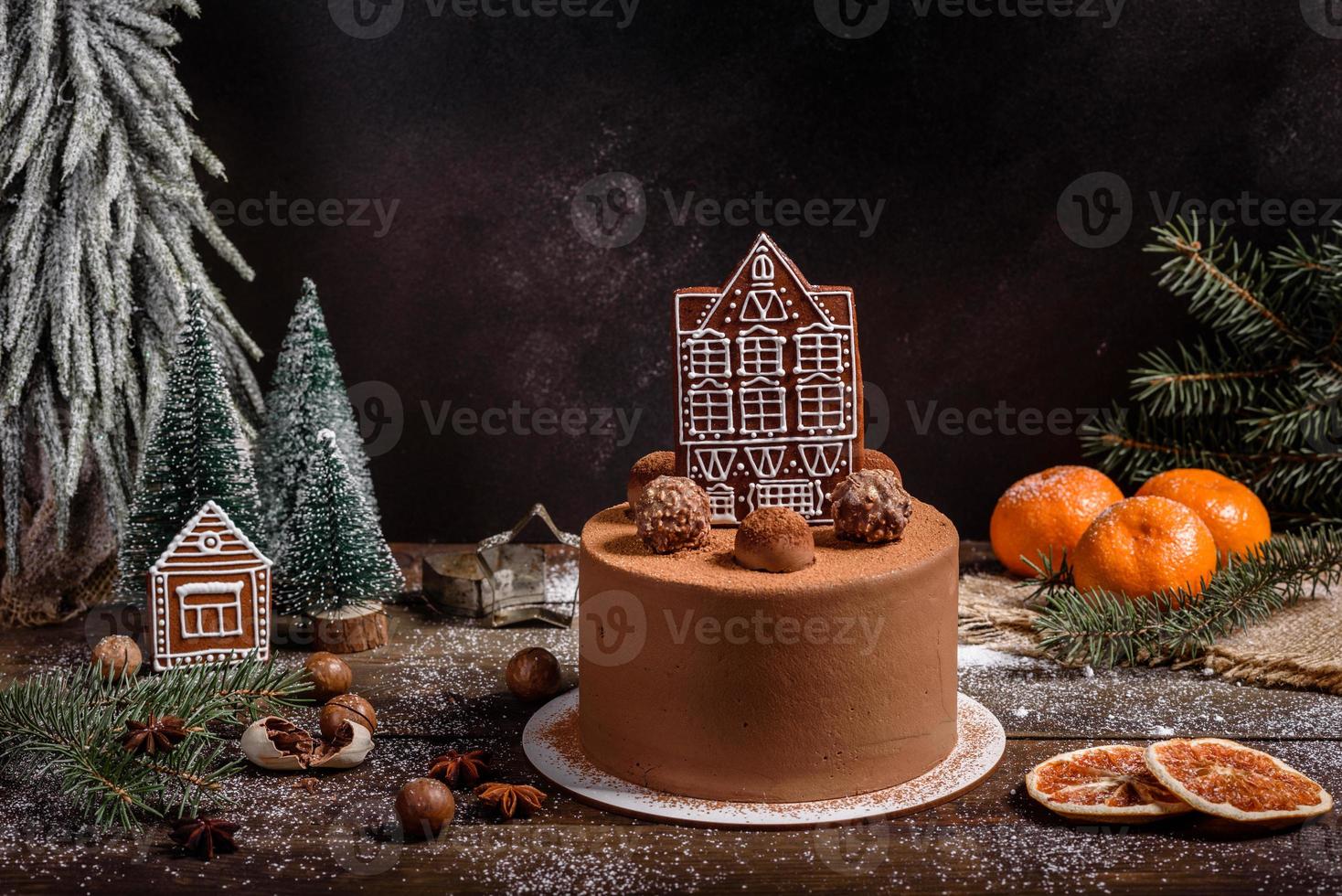 Deliziosi dolci belli su un tavolo di legno scuro alla vigilia di Natale foto