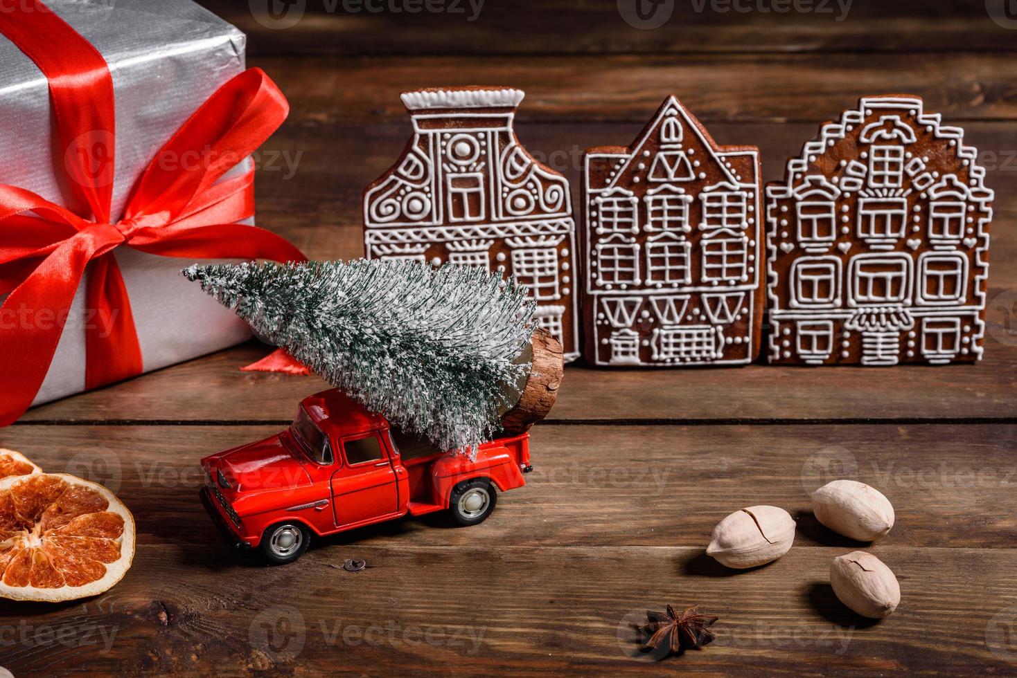 Deliziosi dolci belli su un tavolo di legno scuro alla vigilia di Natale foto