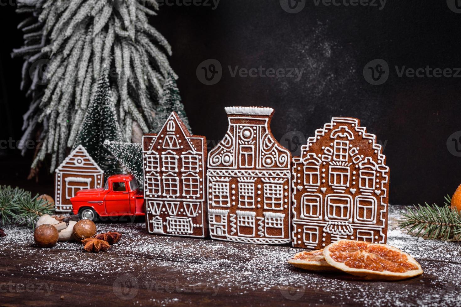 Deliziosi dolci belli su un tavolo di legno scuro alla vigilia di Natale foto