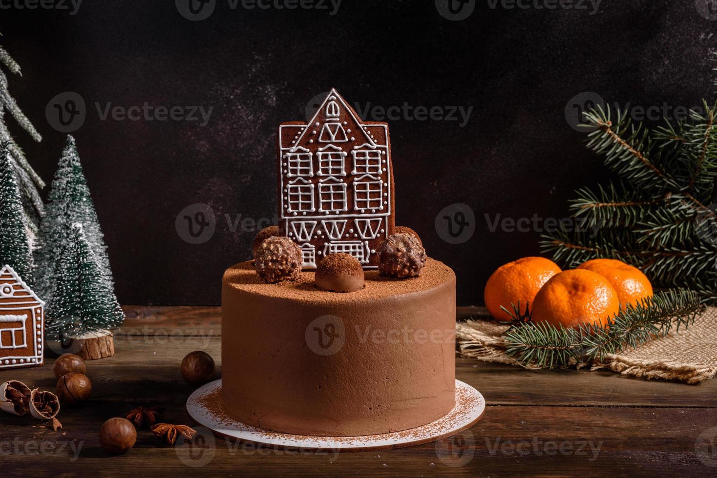 Deliziosi dolci belli su un tavolo di legno scuro alla vigilia di Natale foto