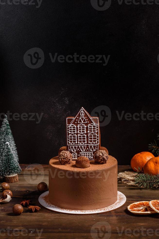 Deliziosi dolci belli su un tavolo di legno scuro alla vigilia di Natale foto