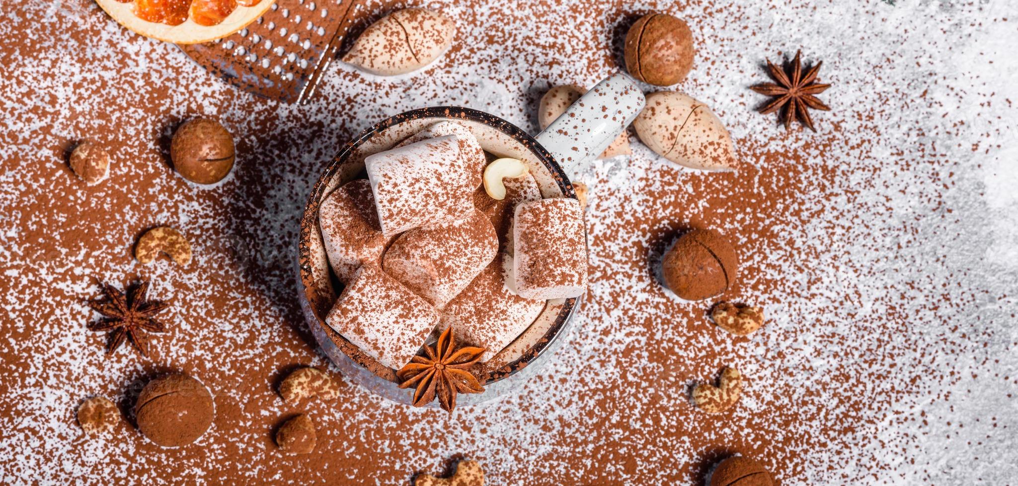 tazza di cioccolata calda con marshmallow bianchi foto