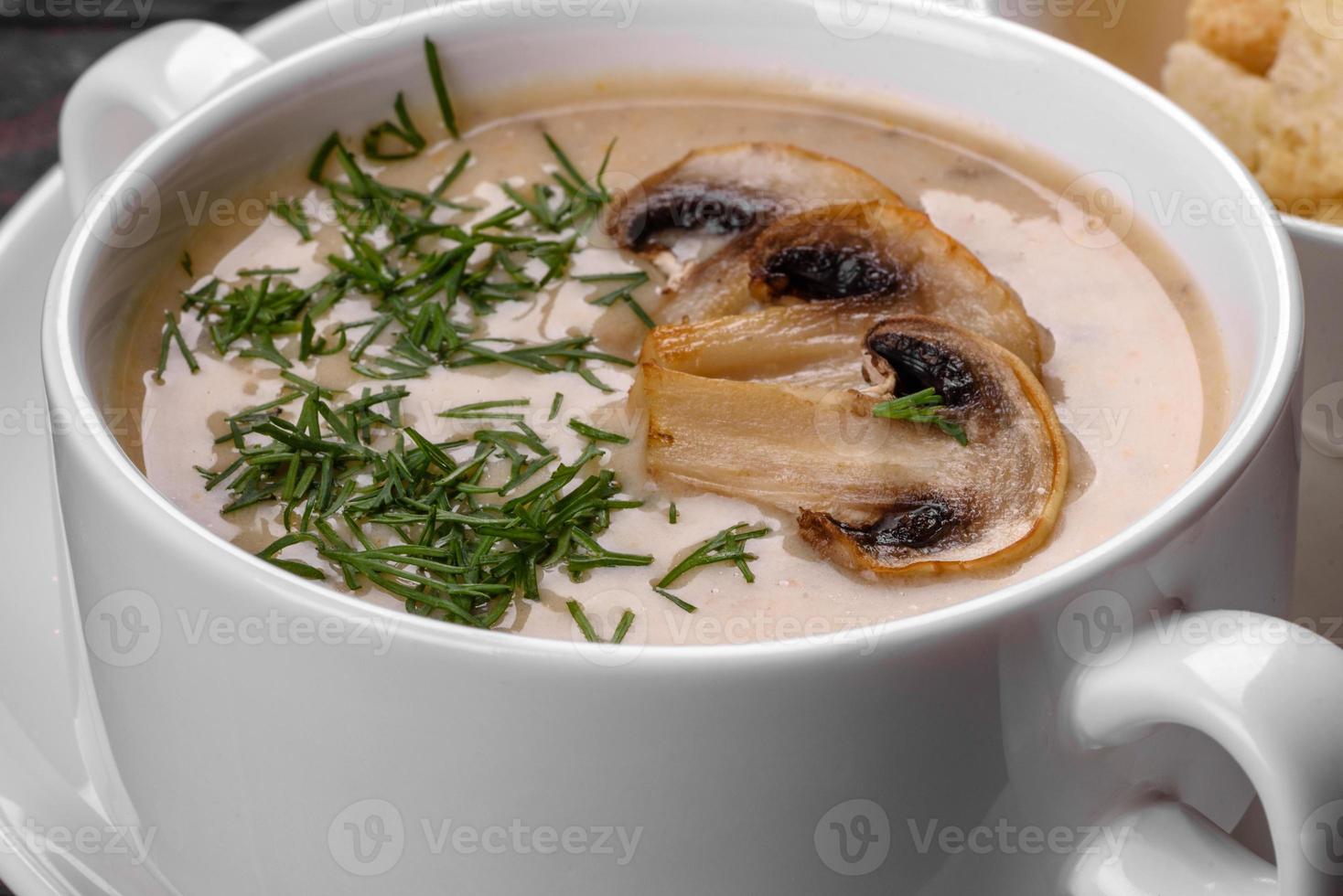 zuppa di funghi. fatto in casa con funghi interi e affettati foto