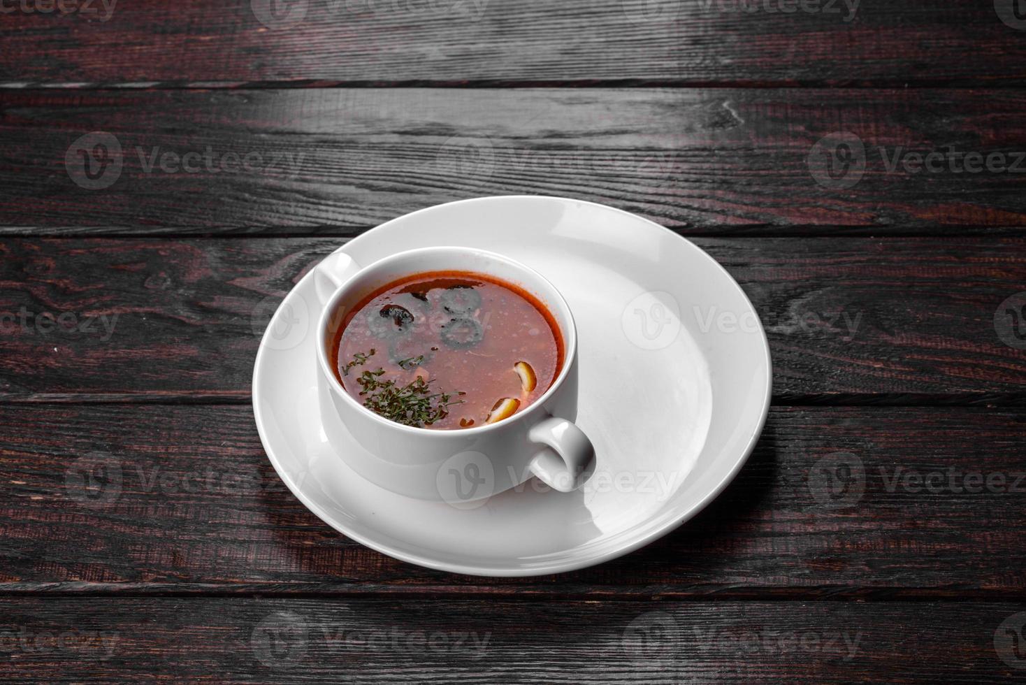appetitoso piatto di zuppa russa di guazzabuglio in pentola di ceramica foto