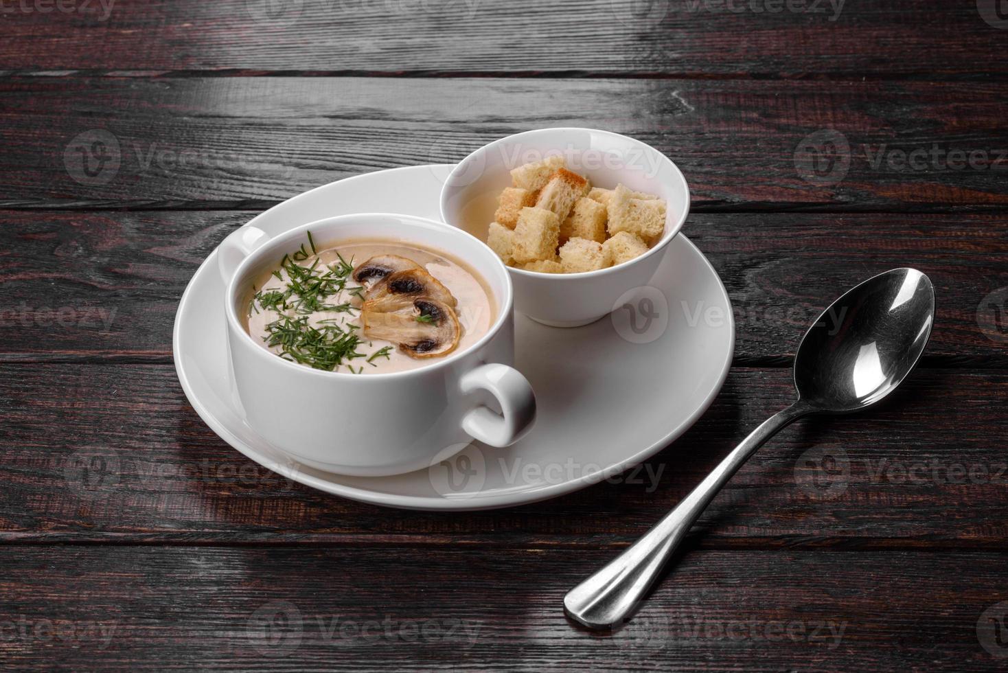 zuppa di funghi. fatto in casa con funghi interi e affettati foto