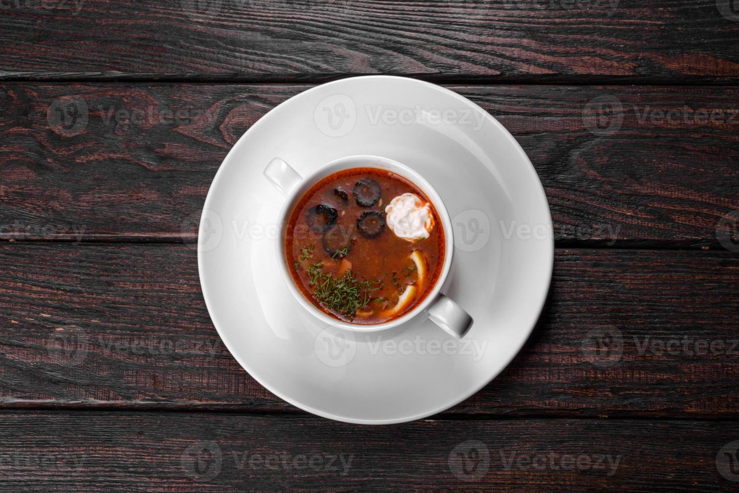 appetitoso piatto di zuppa russa di guazzabuglio in pentola di ceramica foto