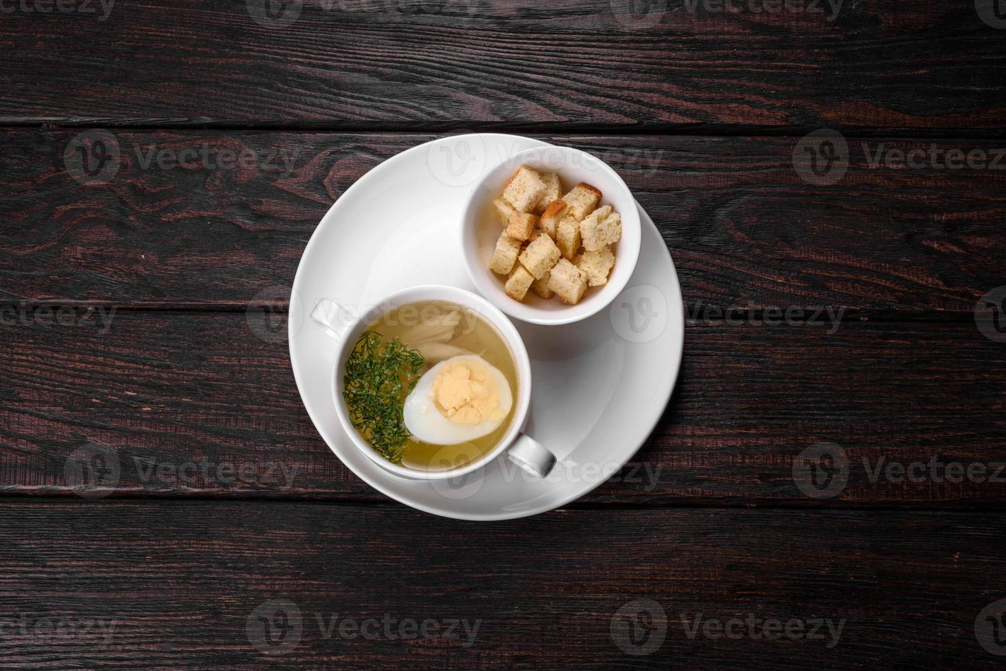 zuppa di noodle asiatici, ramen con pollo, verdure e uova in una ciotola bianca foto