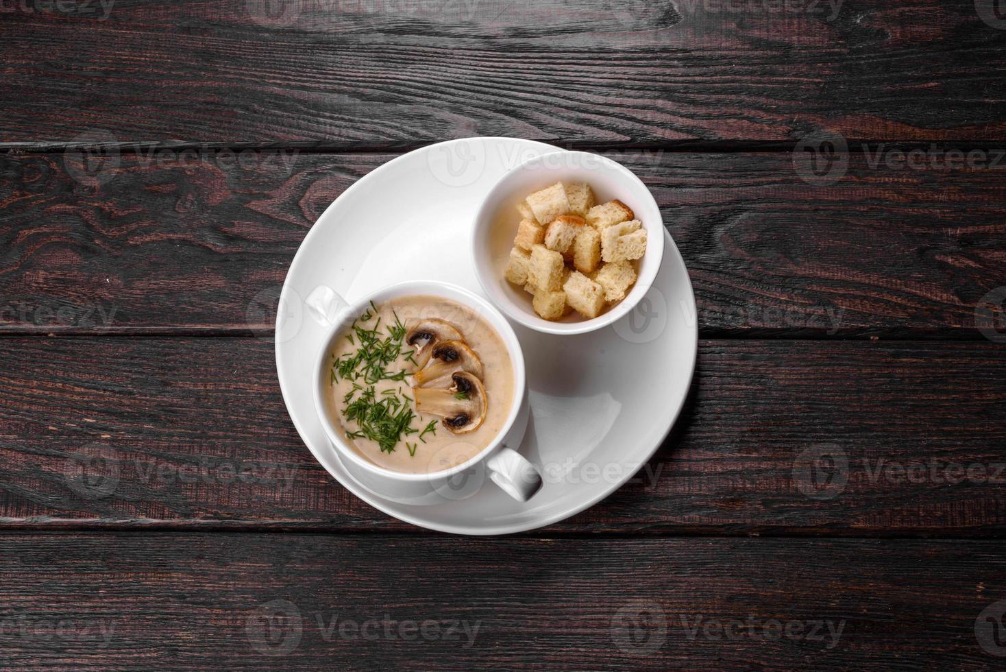 zuppa di funghi. fatto in casa con funghi interi e affettati foto