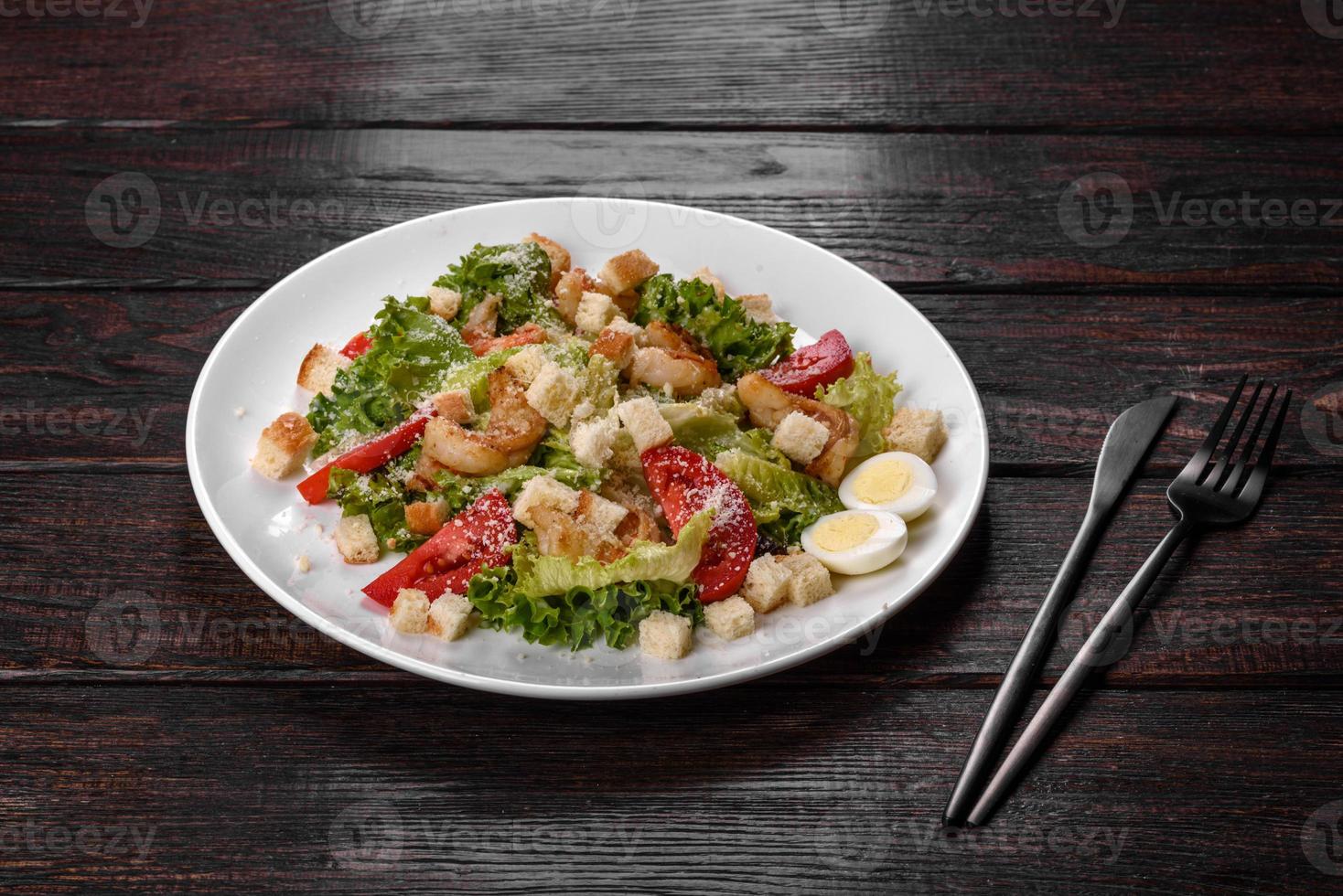 deliziosa insalata fresca con gamberi per la tavola festiva foto