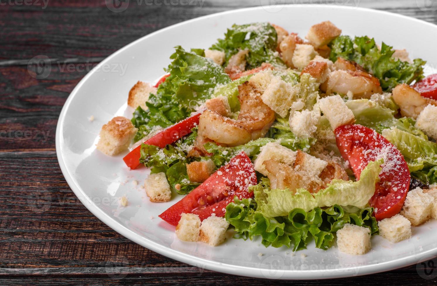 deliziosa insalata fresca con gamberi per la tavola festiva foto