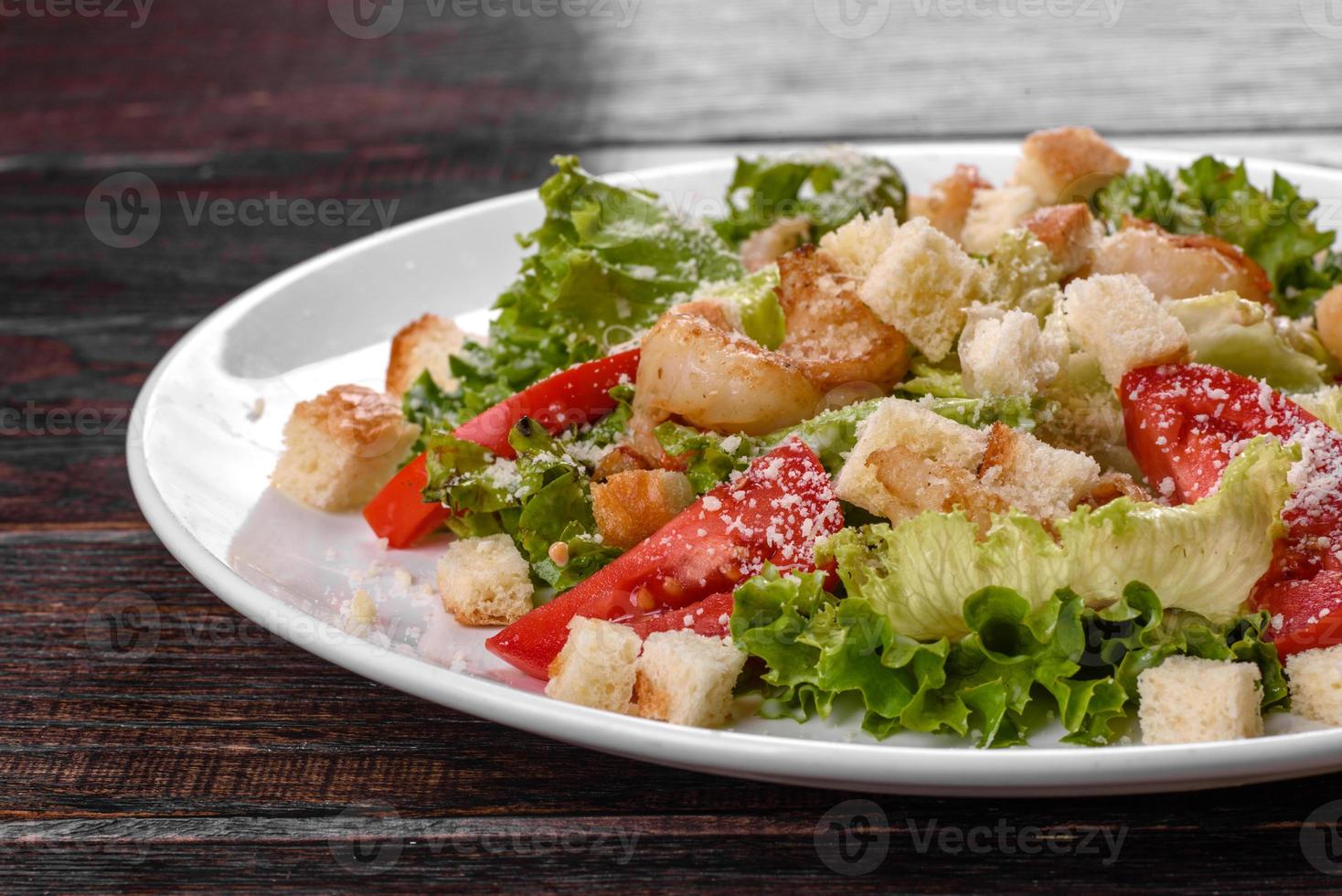 deliziosa insalata fresca con gamberi per la tavola festiva foto