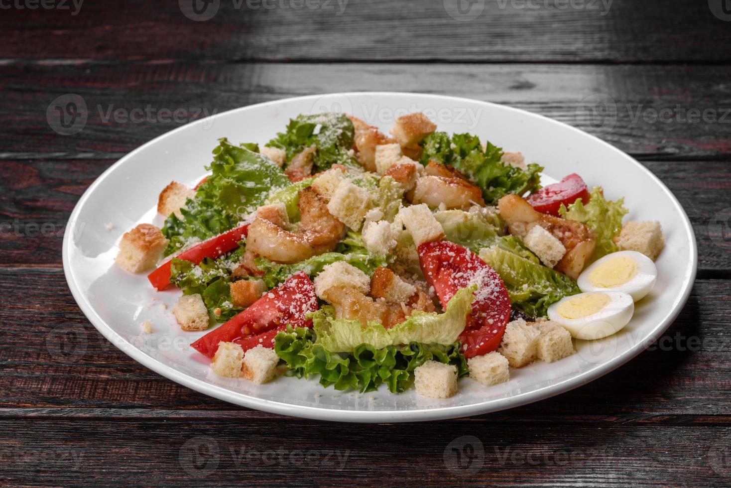 deliziosa insalata fresca con gamberi per la tavola festiva foto