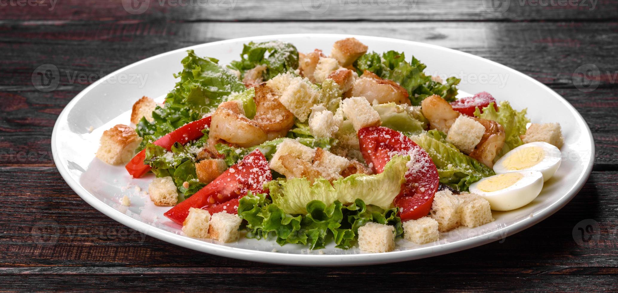 deliziosa insalata fresca con gamberi per la tavola festiva foto