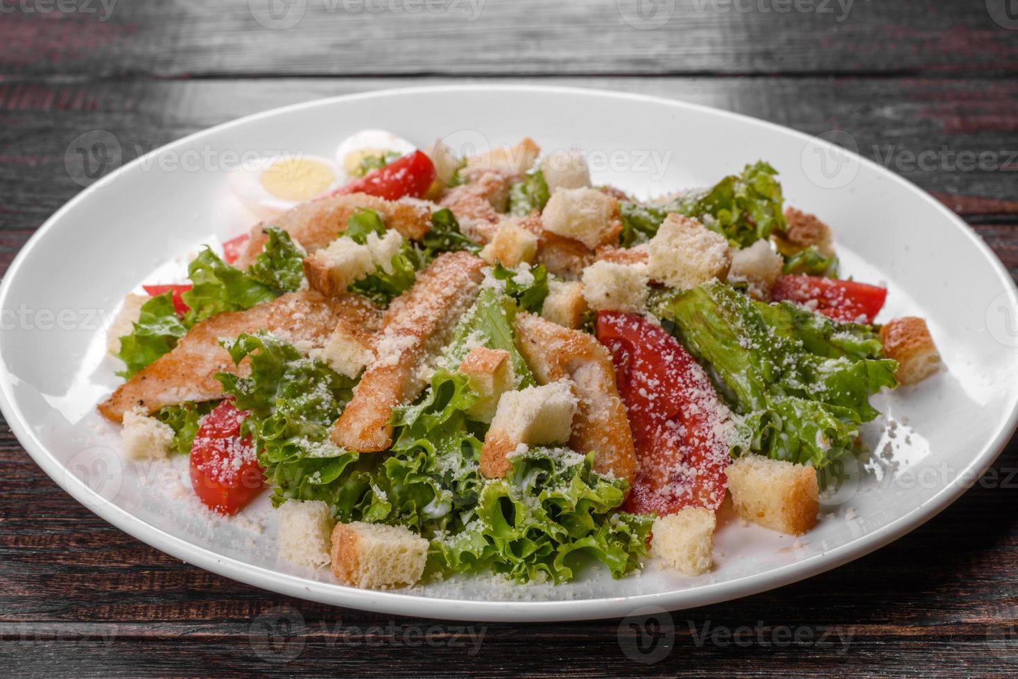 deliziosa insalata di pollo fresca per una tavola festiva foto