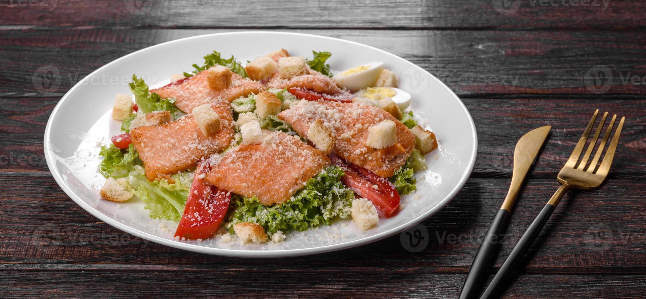 deliziosa insalata fresca con pesce rosso per la tavola festiva foto