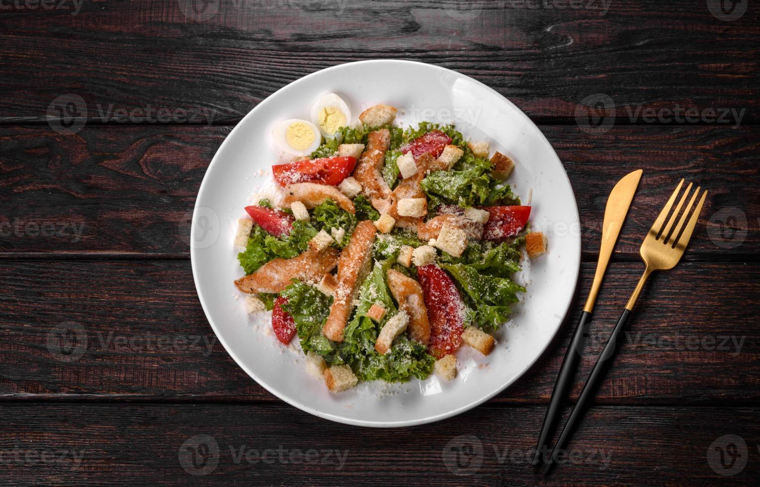 deliziosa insalata di pollo fresca per una tavola festiva foto