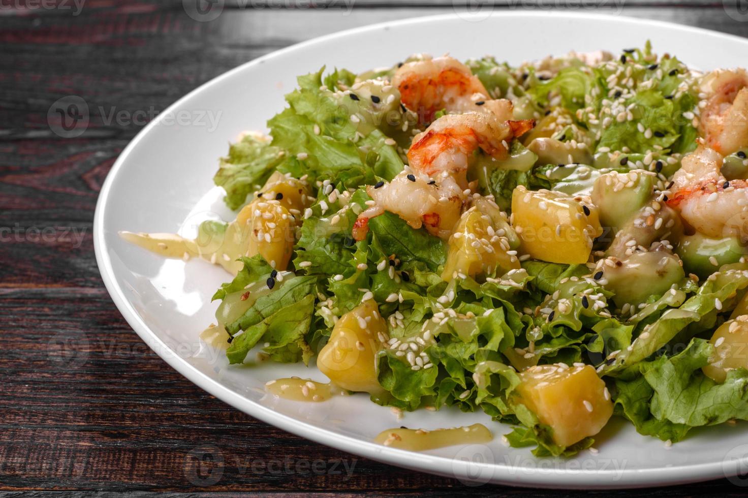 deliziosa insalata fresca con gamberi e pere per la tavola festiva foto