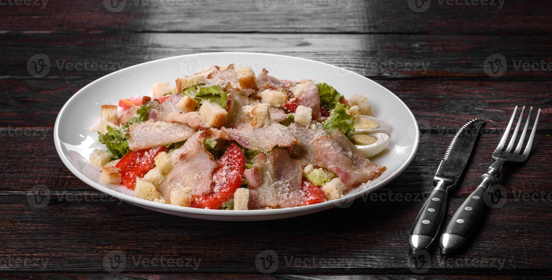 deliziosa insalata fresca con pancetta e pomodori con spezie e verdure foto