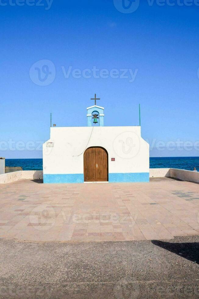 un' piccolo bianca Chiesa con di legno porte foto