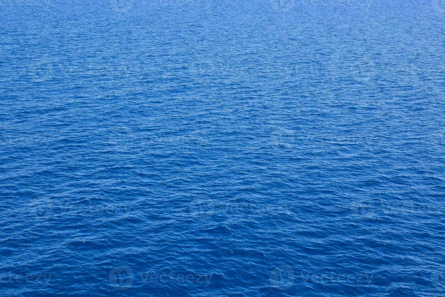 il oceano è blu e calma foto