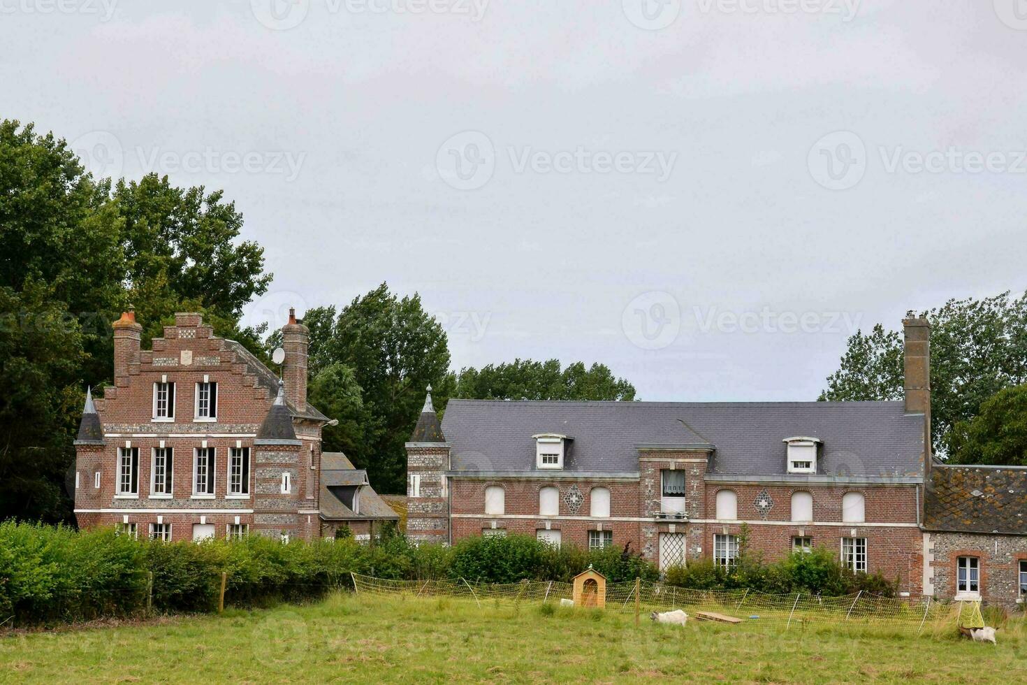 un' grande mattone Casa nel il mezzo di un' campo foto