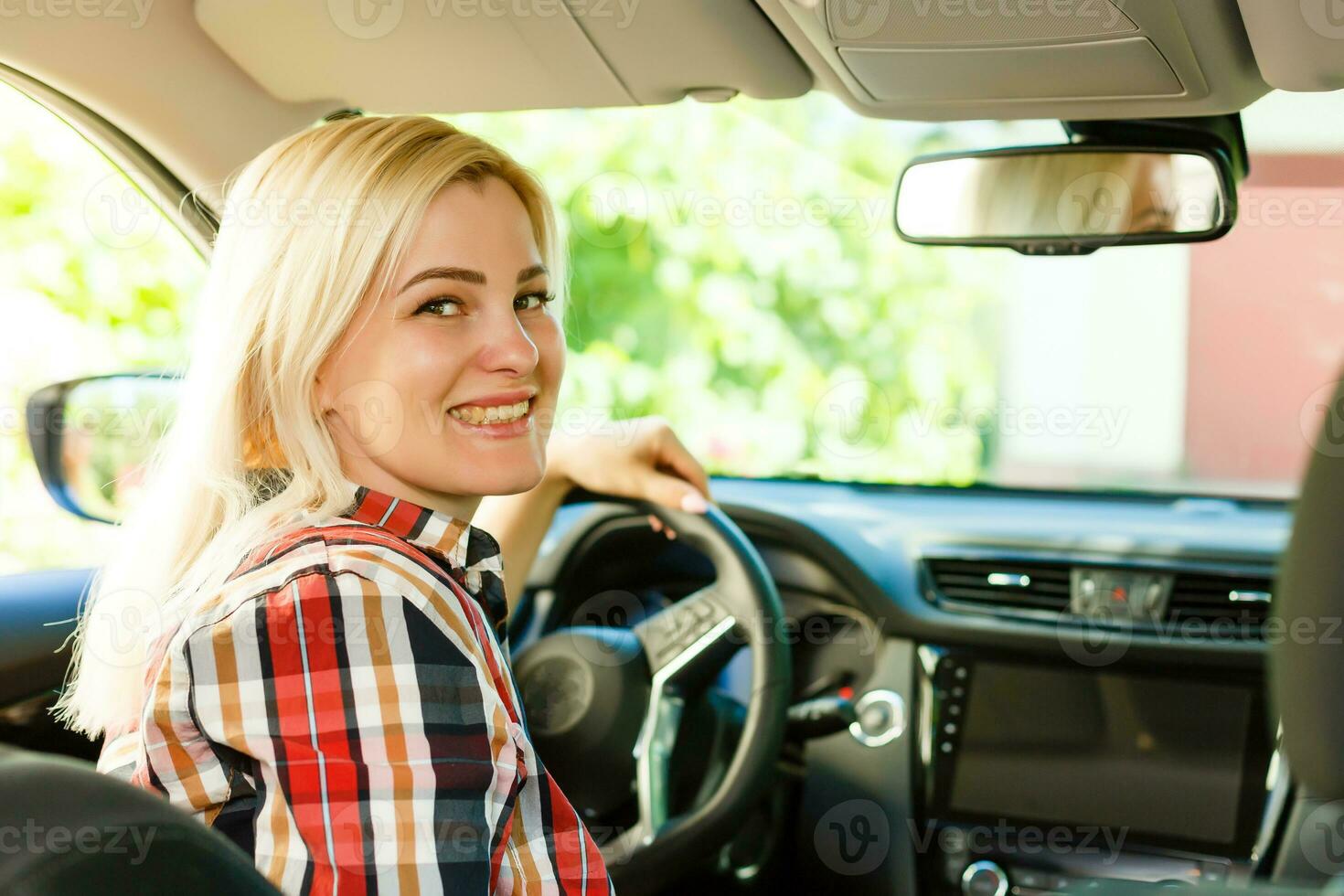 giovane donna guida sua auto foto