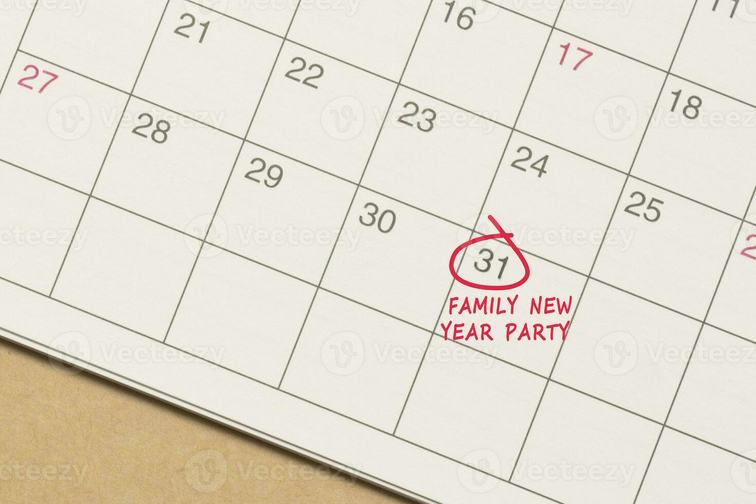 rosso cerchio marchio su il calendario a 31 per promemoria di famiglia nuovo anno festa. foto