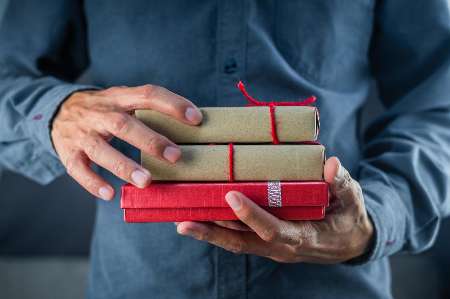 confezione regalo con mano, confezione regalo di Capodanno, confezione regalo di Natale, spazio per le copie. natale, anno hew, concetto di compleanno. foto