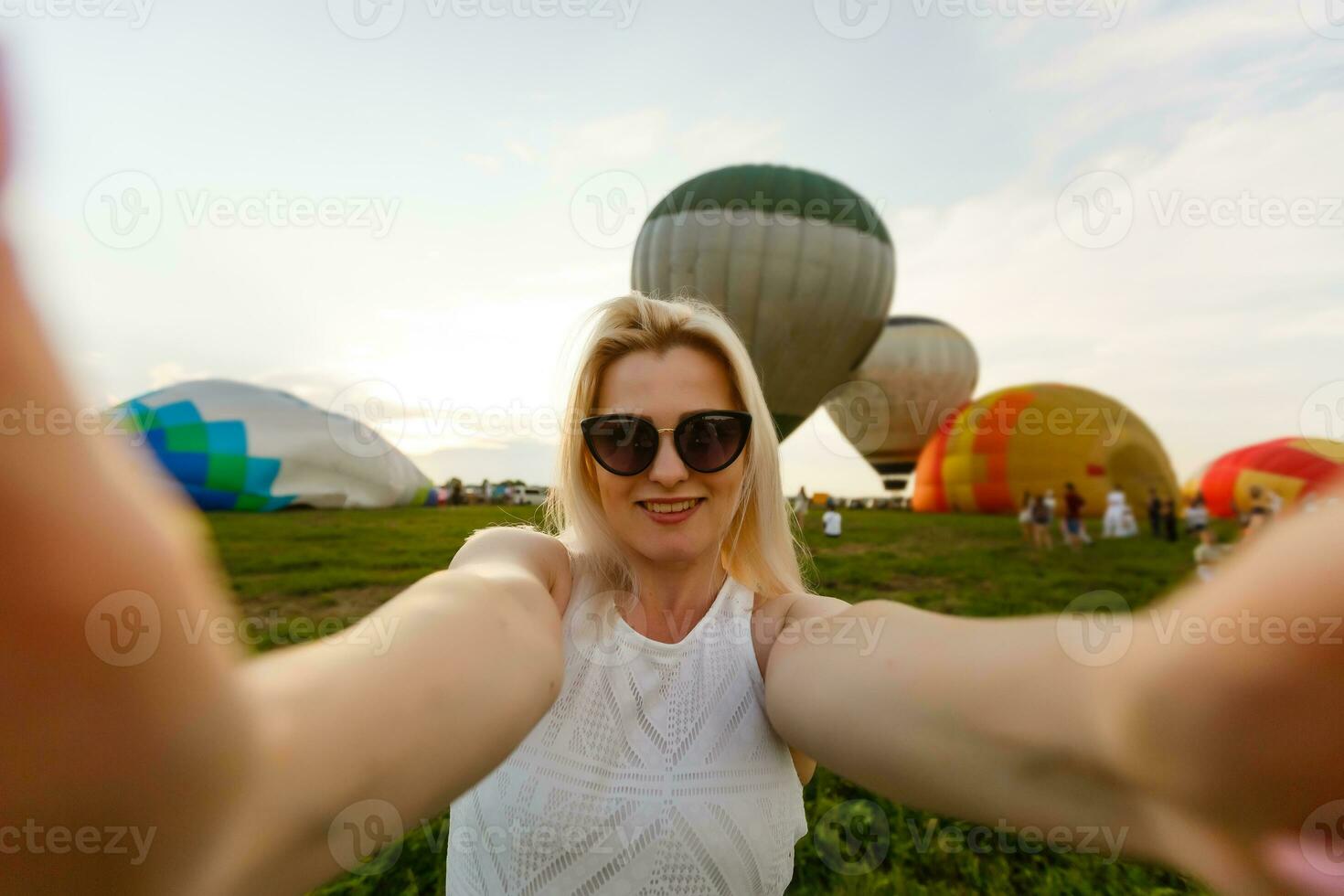 un' turista donna godendo meraviglioso Visualizza di il palloncini. contento viaggio concetto foto