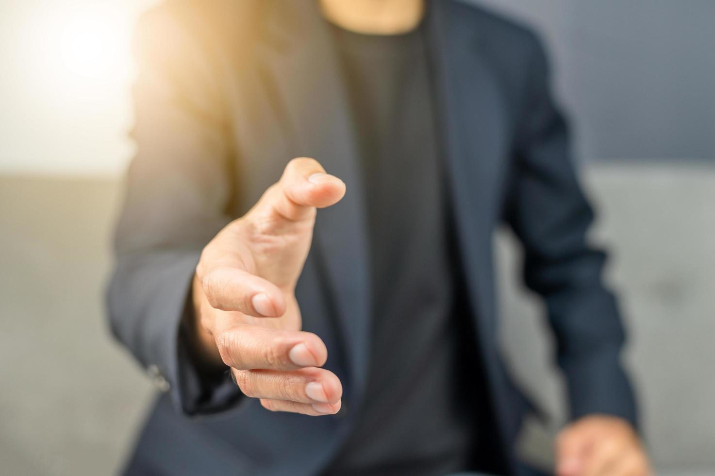 uomo d'affari benvenuto per stringere la mano affari foto