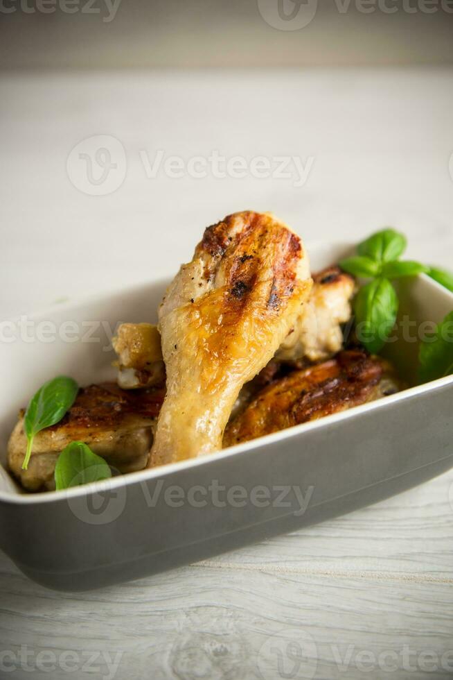 grigliato pollo gambe fritte con spezie e erbe aromatiche foto