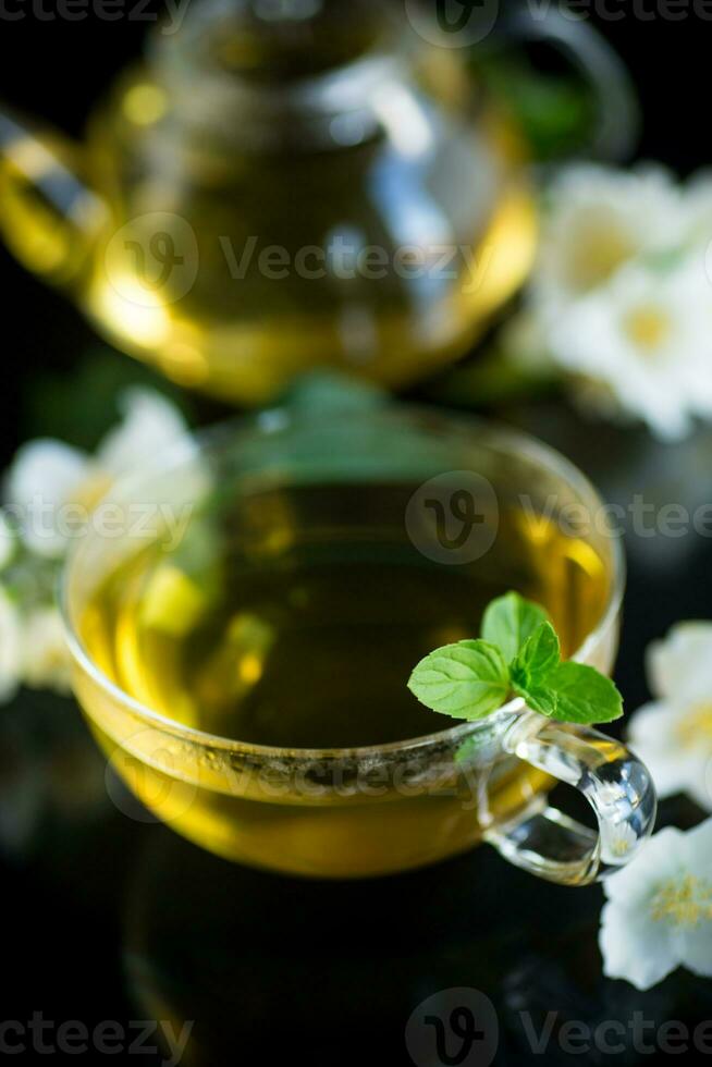 composizione con tazza di gelsomino tè e fiori foto