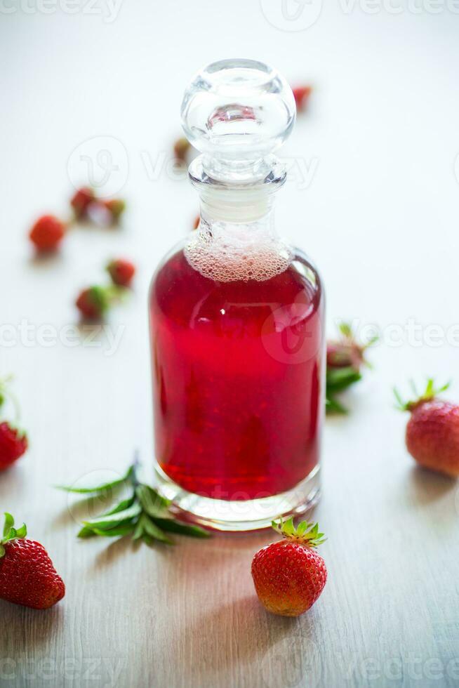 dolce cucinato fragola sciroppo nel un' bicchiere caraffa foto